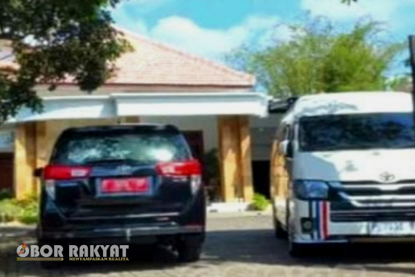 Bondowoso, Obor Rakyat - Setelah melakukan penggeledahan ruang kerjanya di Staf Ahli Bidang Pemerintahan Hukum dan Politik di Sekretariat Daerah (Setda) Kabupaten Bondowoso, tim penyidik KPK bergerak menuju rumah eks kepala dinas Bina Marga Sumber Daya Air dan Bina Konstruksi (BSBK), Munandar, yang berlokasi di Dusun Krajan Lama, Desa Gunung Anyar, Kecamatan Tapen, Kabupaten Bondowoso, Selasa (21/11/2023).