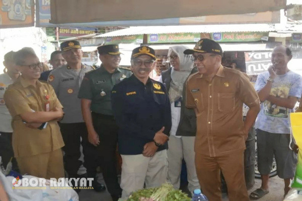 Bondowoso, Obor Rakyat - Dikomandoi oleh Pj Bupati tim Satgas Pangan melakukan pemantauan langsung terhadap kesediaan bahan pokok, dan Bahan Bakar Minyak (BBM) bersubsidi, serta bahan penting lainnya di wilayah Kabupaten Bondowoso, Selasa (21/11/2023).