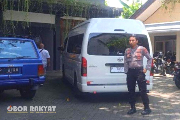 Jember, Obor Rakyat - Komisi Pemberantasan Korupsi (KPK) RI, melakukan penggeledahan di salah satu kantor kontraktor yang beralamat di jalan Trunojoyo 3, Kecamatan Kaliwates, Kabupaten Jember, Rabu (22/11/2023).