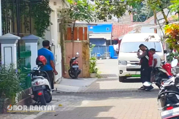 Bondowoso, Obor Rakyat - Penyidik KPK menggeledah rumah kediaman Firman, konon katanya adalah satu Tim dengan tersangka Operasi Tangkap Tangan (OTT), Yossi S Setiawan (YSS) dan, Andhika Imam Wijaya (AIW).