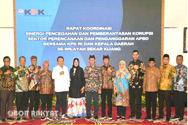 Bondowoso, Obor Rakyat - Dalam sebuah langkah proaktif untuk memperkuat komitmen terhadap integritas dan transparansi dalam tata kelola keuangan daerah, Pj Bupati Bondowoso, Bambang Soekwanto hadir dalam rapat koordinasi tentang monitoring center for prevention (MCP), atau pencegahan korupsi oleh Komisi Pemberantasan Korupsi KPK (KPK) RI.
