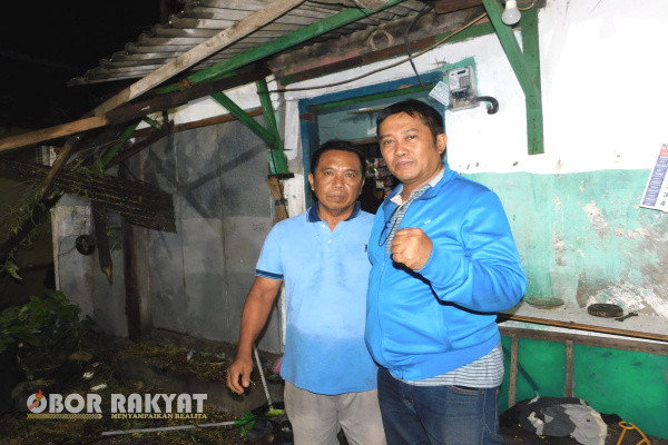 Mendapati kabar akan Lurah membantu dalam perbaikan atap warungnya, Ahmad Hadi atau yang akrab disapa Mat Sayur, merasa terharu dan berterimakasih yang memperhatikannya.