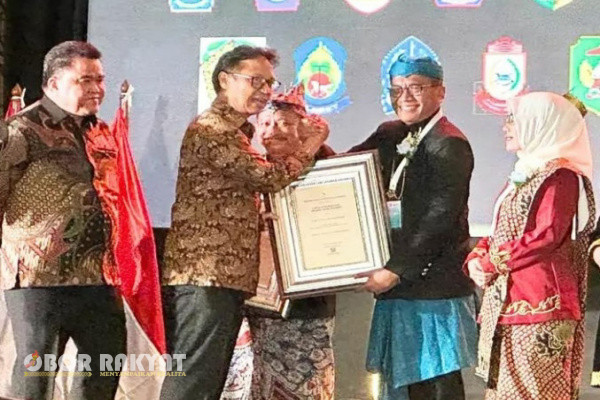 Bondowoso, Obor Rakyat - Pj Bupati Bondowoso, Bambang Soekwanto, kembali menerima dua penghargaan prestisius, yaitu Kota Sehat (Swasti Saba) dalam kategori Padapa dan Sanitasi Total Berbasis Masyarakat (STBM) Award 2023 katagori Pratama.