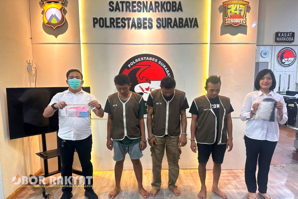Surabaya, Obor Rakyat - Satresnarkoba Polrestabes Surabaya, berhasil mengamankan 3 (tiga) pelaku dugaan penyalagunaan Narkotika jenis sabu. Menariknya lagi, ketiganya adalah warga satu kampung.