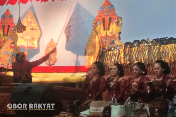 Bondowoso, Obor Rakyat – Guna mensosialisasikan dan mengedukasi masyarakat mengenai rokok ilegal yang masih beredar di tengah-tengah masyarakat serta merugikan negara, Pemerintah Kabupaten (Pemkab) Bondowoso melalui Satuan Polisi Pamong Praja (Satpol PP) bersama Bea Cukai Jember, menggelar pertunjukan wayang kulit.