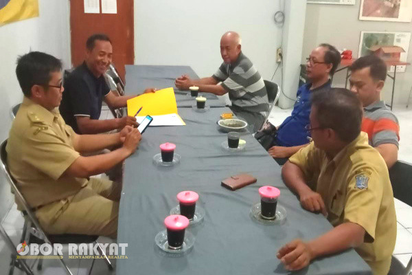 Surabaya, Obor Rakyat – Kelurahan Manukan Wetan, Kecamatan Tandes, Kota Surabaya, melalui kelompok masyarakat (Pokmas) Bangun Raharja di Tahun 2023 ini, telah menyelesaikan 12 titik pembangunan infrastruktur berupa U Ditch jalan lingkungan di wilayah setempat.