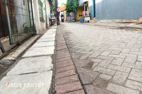 Surabaya, Obor Rakyat – Kelurahan Manukan Wetan, Kecamatan Tandes, Kota Surabaya, melalui kelompok masyarakat (Pokmas) Bangun Raharja di Tahun 2023 ini, telah menyelesaikan 12 titik pembangunan infrastruktur berupa U Ditch jalan lingkungan di wilayah setempat.