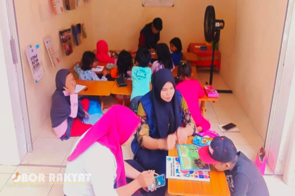 Surabaya, Obor Rakyat - Salah satu program baru yang dicanangkan oleh Kelompok Kerja (Pokja) Kampung Bebas Dari Narkoba, Kelurahan Putat Jaya, Surabaya, memberikan fasilitas kepada anak-anak di Lokalisasi Ex-Gang Dolly untuk mendapatkan bimbingan belajar di luar jam sekolah.