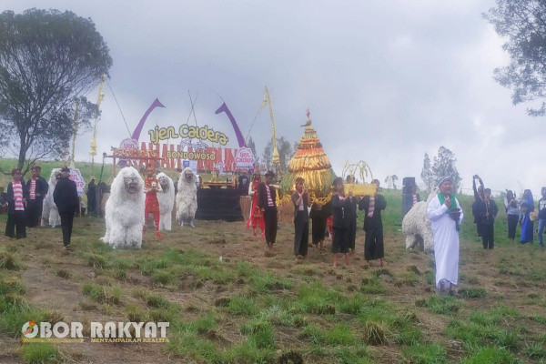 Bondowoso, Obor Rakyat - Pemerintah Kabupaten (Pemkab) Bondowoso, Jawa Timur, melalui Disparbudpora, menyelenggarakan acara Rokat Bumi di area wisata Kawah Wurung, Kecamatan Ijen, Minggu, (3/12/2023).