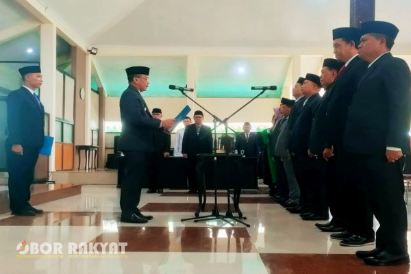 Bondowoso, Obor Rakyat - Sesuai instruksi Komisi Aparatur Sipil Negara (KASN), Pj Bupati Bondowoso, Bambang Soekwanto diminta mengembalikan sejumlah jabatan pertama eselon II yang dimutasi oleh mantan Bupati Bondowoso, Salwa Arifin, pada bulan Juni 2023 lalu.