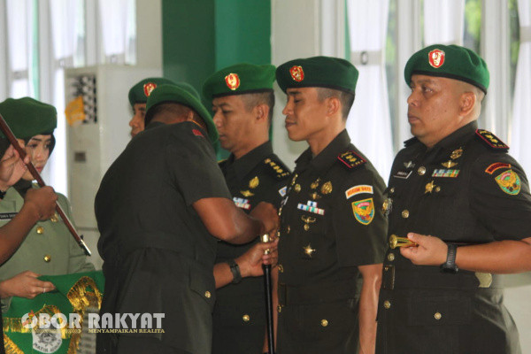 Lampung, Obor Rakyat - Komandan Komando Distrik Militer (Kodim) 0422 Lampung Barat, resmi berganti, dari Dandim Lampung Barat sebelumnya, Letkol CZI Anton Wibowo diganti Letkol Inf Rinto Wijaya, S.A.P., M.I.Pol.,M.Han.yang sebelumnya menjabat Komandan Yonif Raider 514/SY Kostrad Bondowoso.
