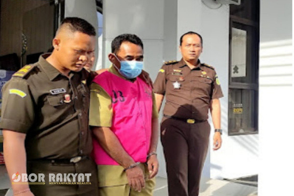 Situbondo, Obor Rakyat - Munakip, seorang Kepala Desa (Kades) Peleyen, Kecamatan Penarukan, Kabupaten Situbondo, dijebloskan ke penjara oleh penyidik kejaksaan setempat, Senin (4/12/2023).