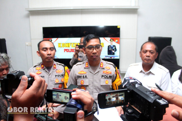 Lima orang yang diamankan terdiri dari dua orang sebagai operator bertugas menawarkan PSK melalui aplikasi Mi Chat dan mencatat di buku tamu tentang pendapatan dan pengeluaran selama di Hotel.