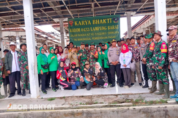 Lampung Barat, Obor Rakyat - Komandan Kodim 0422/Lampung Barat, Letkol Inf Rinto Wijaya S.A.P, M.I, Pol. M.Han pimpin langsung Karya Bhakti TNI Manunggal, guna menjaga Kebersihan lingkungan pasar di Kelurahan Pajar Bulan, Kecamatan Waytenong, Kamis (7/12/2023).
