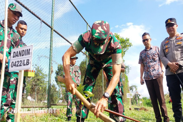 Lampung Barat, Obor Rakyat - Komandan Kodim 0422 Lampung Barat, Letkol Inf Rinto Wijaya S.A.P., M.I. POL., M. Han Pimpin Penanaman Pohon, dalam rangka memperingati Hari Ulang Tahun (HUT) ke-78 Kodam ll Sriwijaya.