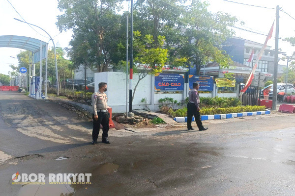 Surabaya, Obor Rakyat - Satuan Penyelenggara Administrasi (Satpas) Surat Ijin Mengemudi (SIM) Colombo Surabaya, sisir dan "sanggong" para calo yang berada di sekitar pelayanan, tempatnya di Jalan Ikan Kerapu Nomor 2-4, Perak Barat, Krembangan, Surabaya.