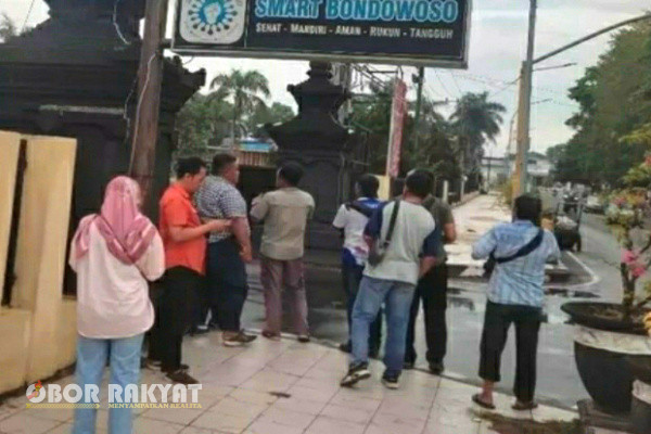 Bondowoso, Obor Rakyat - Tindak lanjut operasi tangkap tangan (OTT) terhadap dua oknum Jaksa di Bondowoso, yakni Puji Triasmoro (Kajari), dan Alexander Kristian Diliyanto Silaen (Kasi Pidsus), Komisi Pemberantasan Korupsi (KPK) memeriksa 11 pihak swasta, Senin (11/12/2023), bertempat di Polres Bondowoso.