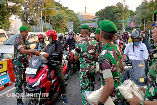 Surabaya, Obor Rakyat - Innamal a'malu binniyat yang diartikan sesungguhnya segala perbuatan itu tergantung pada niatnya. Ya itu lha kata yang pas untuk Batalyon Infanteri Mekanis 516/Caraka Yudha, Branjangan Surabaya. Meskipun diterpa hujan tak surutkan niat dalam giat berbagi Bantuan Sosial (Baksos) berupa beras.
