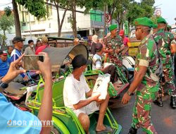 Hujan Tak Surutkan Niat Batalyon 516/CY Berbagi Baksos di Surabaya