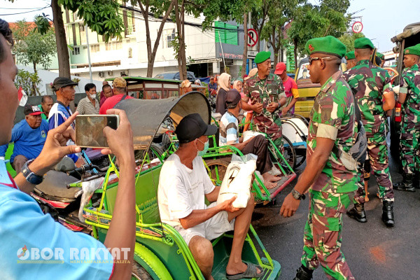 Surabaya, Obor Rakyat - Innamal a'malu binniyat yang diartikan sesungguhnya segala perbuatan itu tergantung pada niatnya. Ya itu lha kata yang pas untuk Batalyon Infanteri Mekanis 516/Caraka Yudha, Branjangan Surabaya. Meskipun diterpa hujan tak surutkan niat dalam giat berbagi Bantuan Sosial (Baksos) berupa beras.