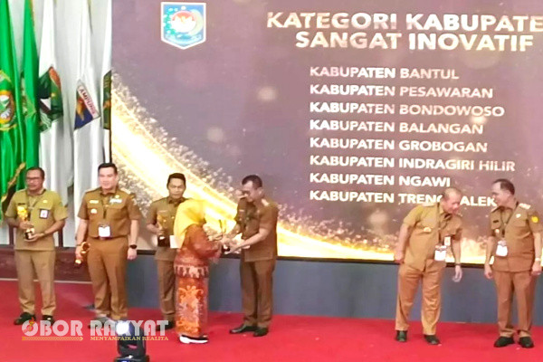Bondowoso, Obor Rakyat - Pemerintah Kabupaten (Pemkab) Bondowoso kembali menorehkan prestasi dengan meraih penghargaan sebagai pengakuan atas keberhasilan menerapkan inovasi dalam tata kelola pemerintahan di ajang Innovative Government Award (IGA) di Kementerian Dalam Negeri Republik Indonesia (Kemendagri) RI.