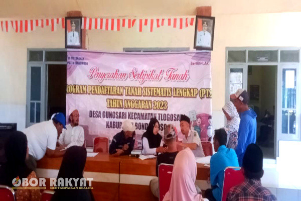 Bondowoso, Obor Rakyat – Badan Pertanahan Nasional (BPN) Kabupaten Bondowoso menyerahkan 3625 sertifikat bidang tanah untuk 1415 warga Desa Gunosari, Kecamatan Tlogosari, Rabu (13/12/2023), di balai desa setempat.Sertifikat tanah itu merupakan bagian dari program Pendaftaran Tanah Sistematis Lengkap (PTSL) Tahun 2023.