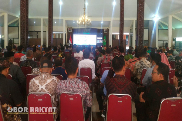 Bondowoso, Obor Rakyat – Guna membangun citra dan semangat integritas kepada Pemerintah dalam pemberantasan dan pencegahan korupsi, Pemerintah Daerah Kabupaten Bondowoso, Jawa Timur, mengikuti zoom maeting bersama Komisi Pemberantasan Korupsi (KPK), Kamis (14/12/2023), di pendopo Ki Ronggo.