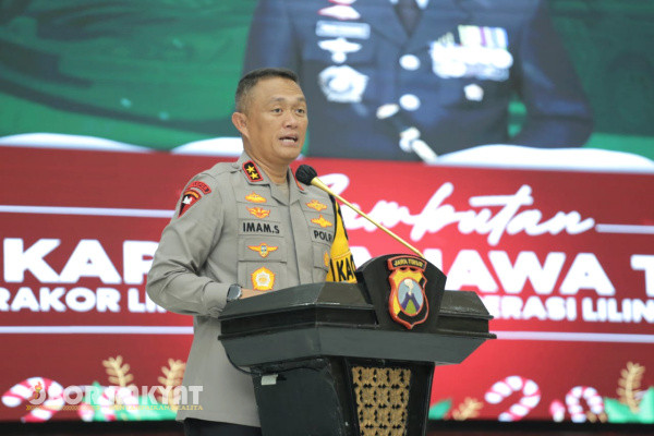 Surabaya, Obor Rakyat - Polda Jawa Timur bersama sejumlah Instansi lintas sektoral menggelar Rapat Koordinasi (Rakor) dalam rangka pengamanan pada libur Natal 2023 dan Tahun Baru 2024 ( Nataru), di Gedung Mahameru Mapolda Jatim, Jumat (15/12/2023).
