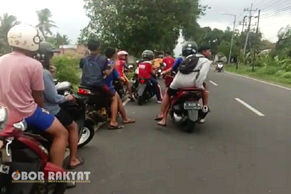 Bondowoso, Obor Rakyat – Aksi balapan liar sering sekali terjadi yang dilakukan oleh para pemuda di Jalan Raya Pakisan, Desa Kajar, Kecamatan Tenggarang, Kabupaten Bondowoso membuat resah masyarakat.