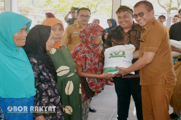 Bondowoso, Obor Rakyat - Dalam rangka memastikan efektivitas dan berkelanjutan program bantuan pangan, Pj Bupati Bondowoso, Bambang Soekwanto, secara langsung melaksanakan kegiatan monitoring serta evaluasi terhadap penyaluran beras bantuan pangan tahun 2023.