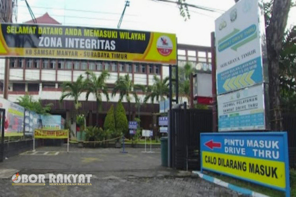 Surabaya, Obor Rakyat - Sistem Administrasi Manunggal Satu Atap (Samsat) Surabaya Timur, atau yang dikenal Samsat Manyar terindikasi kerja sama dengan "Calo" alias kong kalikong. Pasalnya pemohon saat urus pergantian plat 5 tahunan tanpa hadirkan motor bisa lolos lantaran adannya nominal.