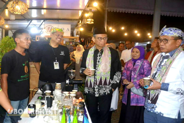 Bondowoso, Obor Rakyat - Kemeriahan aroma harum kopi menyelimuti Kabupaten Bondowoso.Hal ini diketahui saat Pemerintah Kabupaten (Pemkab) Bondowoso menggelar Festival Kopi Nusantara ke-6 dengan mengusung tema "Bondowoso Speacialty Coffee" yang berlangsung di museum kereta api Bondowoso.