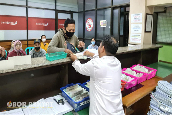 Surabaya, Obor Rakyat - Membludaknya saat pemutihan atau pembebasan pajak pada bulan 14 April hingga 14 Juli 2023, material Surat Tanda Nomor Kendaraan (STNK) langka. Namun saat ini stok cetak kesediaan dan sudah bisa di ambil.
