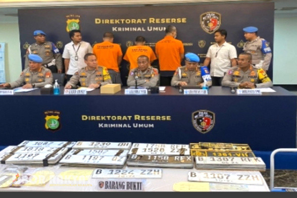 Jakarta, Obor Rakyat - Polda Metro Jaya berhasil menangkap orang komplotan jaringan jual beli pelat nomor kendaraan bersandi pejabat negara (Rahasia dan Khusus), hingga dinas Polri.