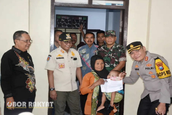 Bondowoso, Obor Rakyat - Dalam rangka memastikan tranparansi dan efektivitas penyaluran Bantuan Langsung Tunai (BLT) dari Dana Bagi Hasil Cukai Hasil Tembakau (DBHCHT) Tahun 2023, Pj bupati Bondowoso, Bambang Soekwanto bersama Forum Koordinasi Pimpinan Daerah (Forkompinda), serta Organisasi Perangkat Daerah (OPD) terkait, melakukan kegiatan monitoring di dua Kecamatan, yakni Wringin juga Curahdami, Kamis (21/12/2023).