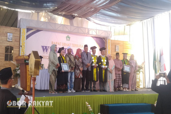 Bondowoso, Obor Rakyat - Untuk pertama kalinya yayasan Pondok Pesantren Sekolah Tinggi Ilmu Dyariah (STIS) Abu Zairi, Desa Pakisan , Kecamatan Tlogosari, Kabupaten Bondowoso, menggelar sidang senat wisuda ke I, Sabtu (12/12/2023), di halaman pondok pesantren Abu Zairi.