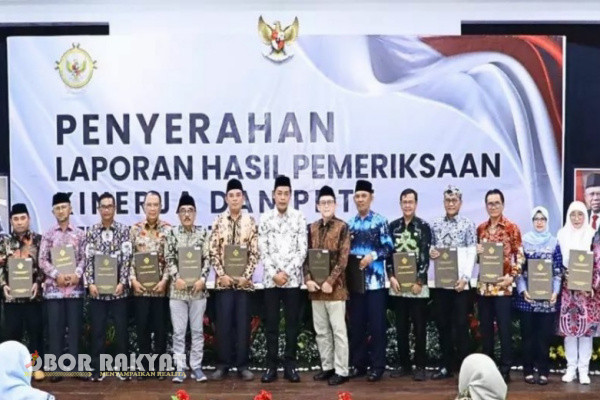 Bondowoso, Obor Rakyat - Badan Pemeriksa Keuangan (BPK) Perwakilan Provinsi Jawa Timur, menyerahkan Laporan Hasil Pemeriksaan (LHP) Kepatuhan atas belanja modal bidang Infrastruktur semester II, tahun anggaran 2023, pada Pemerintah Kabupaten (Pemkab) Bondowoso, Jumat (22/12/2023).