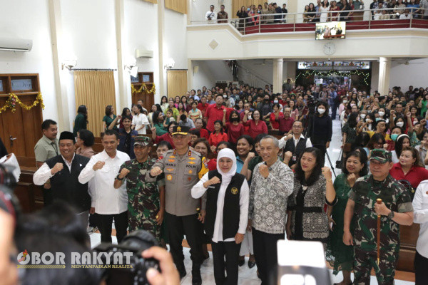 Surabaya, Obor Rakyat – Gubernur Jawa Timur, Khofifah Indar Parawansa bersama jajaran Forum Koordinasi Pimpinan Daerah (Forkompinda) Jatim, yakni Kapolda Jatim, Irjen Pol Drs Imam Sugianto, dan Pangdam V Brawijaya Mayjen TNI Rafael Granada Baay, melakukan pengecekan di sejumlah Gereja di Surabaya untuk menyambut perayaan Natal dan Tahun Baru (Nataru) 2024.
