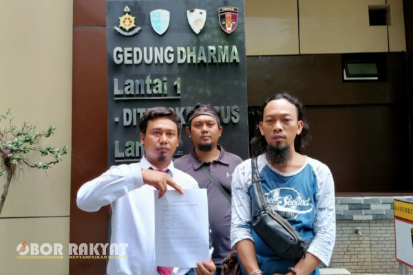 Surabaya, Obor Rakyat - Tak terima dipukul, ditendang hingga dijambak, Suliono (36) warga Tubanan, Karang Poh, Kecamatan Tandes, Kota Surabaya, menempuh jalur hukum.