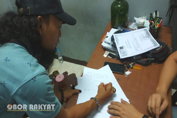 Surabaya, Obor Rakyat - Sempat di aduhkan ke Bid Propam Polda Jatim atas dugaan pemukulan, oknum Anggota Polisi aktif inisial JF.