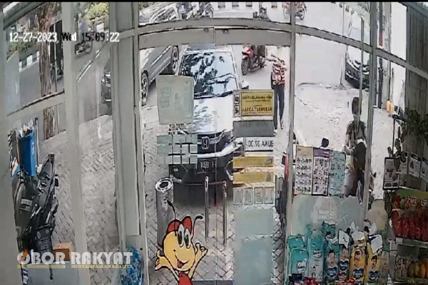 Surabaya, Obor Rakyat - Nasib apes menimpah Ayu Angelina (20) Warga Ambengan, Kota Surabaya. Pasalnya, saat ditinggal belanja di Minimarket motor yang ia tumpangi raib di gondol maling, Rabu (27/12/2023).