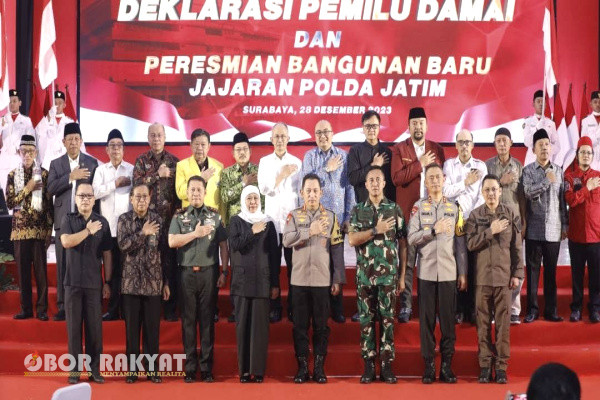 Surabaya, Obor Rakyat - Kapolri Jenderal Listyo Sigit Prabowo terus menggelorakan semangat Pemilu 2024 aman dan damai.Seperti halnya hari ini, Kamis 28 Desember 2023 mengikuti deklarasi secara langsung di Mapolda Jatim.