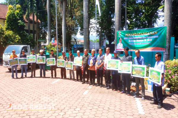 Bondowoso, Obor Rakyat – Bersumber dari Dana Bagi Hasil Cukai Hasil Tembakau (DBHCHT), Pemerintah Kabupaten Bondowoso melalui Dinas Pertanian dan Ketahanan Pangan (DPKP) memberikan bantuan alat mesin pertanian (Alsintan) kepada puluhan Poktan.