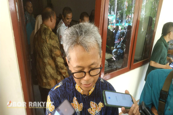 Bondowoso, Obor Rakyat - Pemerintah Kabupaten (Pemkab) Bondowoso melalui Dinas Pertanian dan Ketahanan Pangan (DPKP) gelar berita acara serah terima (bast) pakta integritas dan penyerahan bantuan alat mesin pertanian (Alsintan) kepada puluhan Poktan, Kamis (28/12/2023).