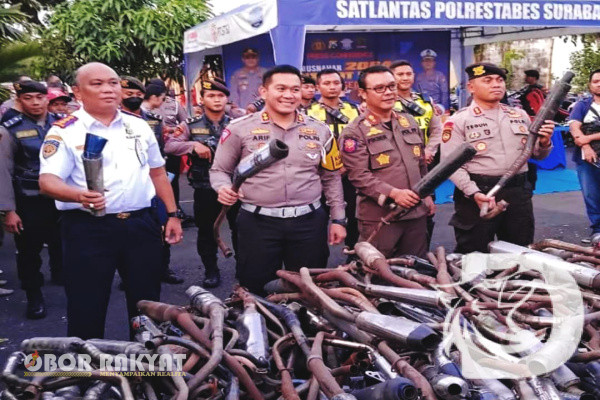 "Alhmdulillah, Polrestabes Surabaya, melalui Satlantas, berhasil amankan 2.064 knalpot brong. Ini nantinya akan kita musnakan," ujarnya, Sabtu (30/12/2023).