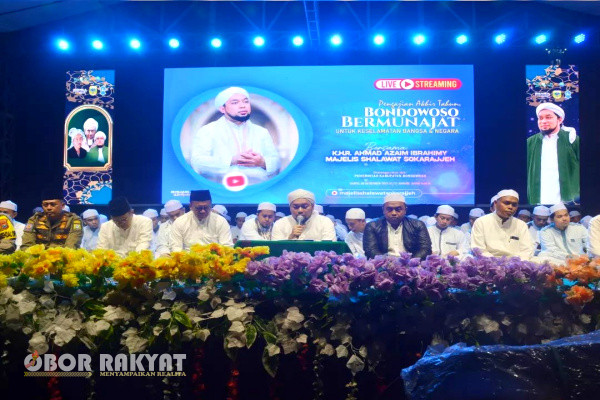 Bondowoso, Obor Rakyat - Menjelang pergantian tahun 2023, Pemerintah Kabupaten (Pemkab) Bondowoso melalui Satuan Polisi Pamong Praja Satpol PP, berkolaborasi dengan Bea Cukai Jember menggelar pengajian, Sabtu (30/12/2023) malam, di Alun-alun Raden Bagus Asra (RBA) Ki Ronggo.