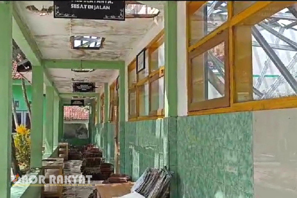 Bondowoso, Obor Rakyat - Empat ruang kelas SD Negeri Dawuhan ambruk, setelah dihantam hujan deras dan angin puting beliung.