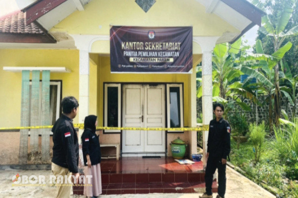 Bondowoso, Obor Rakyat - Rumah Dinas (Rumdin) Camat Pakem, Kabupaten Bondowoso, disulap menjadi kantor sekretariat Panitia Pemilihan Kecamatan (PPK), guna menghadapi Pemilihan Umum (Pemilu) Tahun 2024. Sayangnya, Rumdin tersebut, terbakar, Selasa (2/1/2023) kemarin.