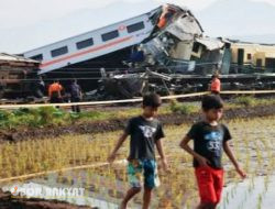 Kereta Api Turangga Tabrakan dengan Kereta Lokal Bandung Raya