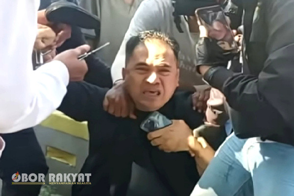 Dalam video yang beredar di media sosial (Medsos) Saipul Jamil berusaha merengek dan tak ingin dibawa oleh oleh sejumlah orang tersebut.